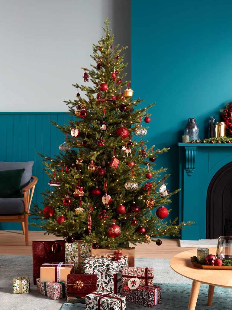 Trendfarben Weihnachten 2019 Weihnachtsbaum schmücken mit Äpfeln und roten Weihnachtskugeln