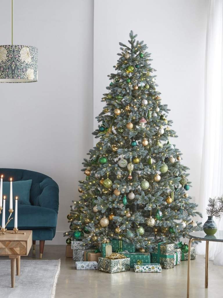 Trendfarben Weihnachten 2019 Weihnachtsbaumschmuck Trend Grasgrün Beige und Gold kombinieren