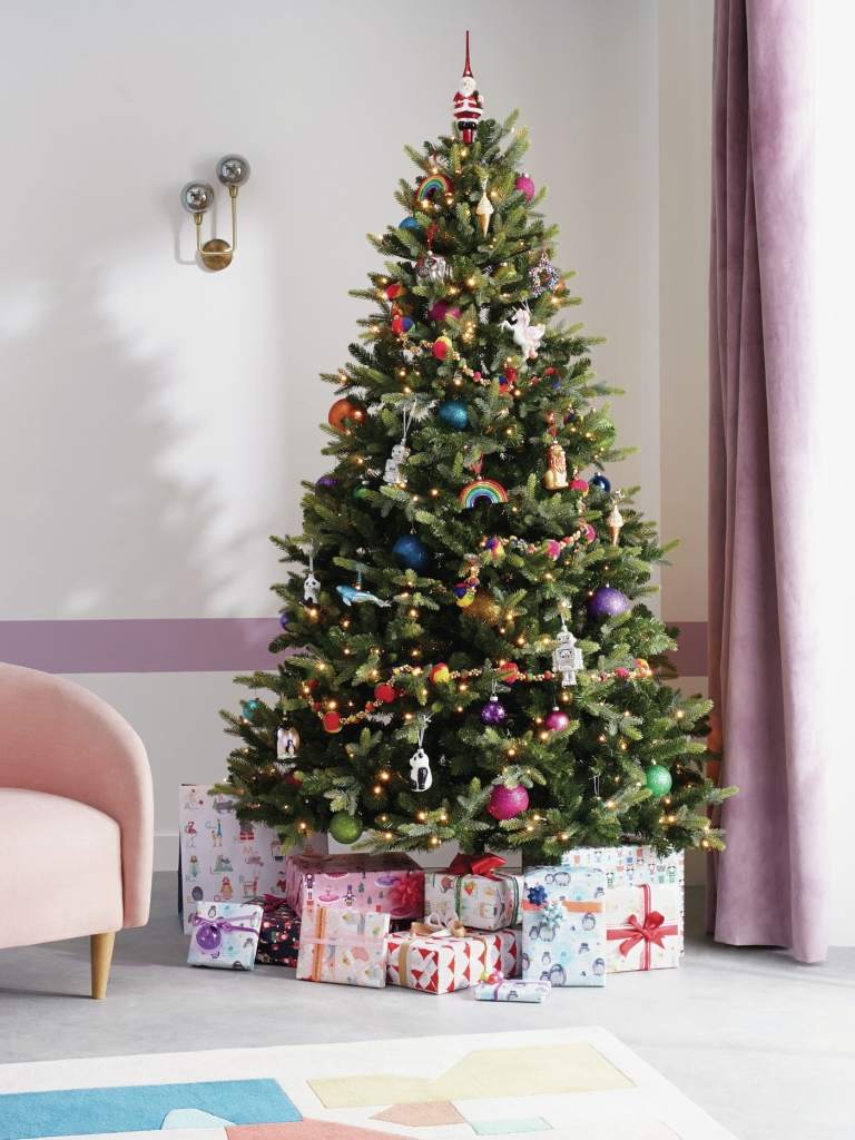 Trendfarben Weihnachten 2019 Weihnachtsbaumschmuck in Regenbogen Farben Lila Pink Grün Gelb Orange und Rot
