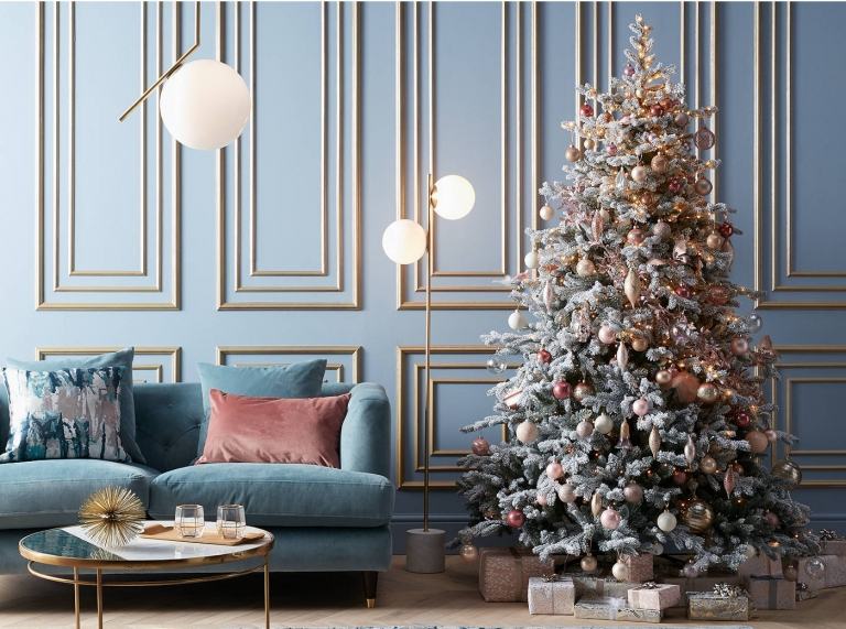 Trendfarben Weihnachten 2019 Weiß und Altrosa und Himmelblau kombinieren Weihnachtsbaumschmuck
