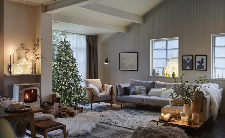  Wohnzimmer im skandinavischen Look mit Weihnachtsbaum komplett in Weiß dekoriert