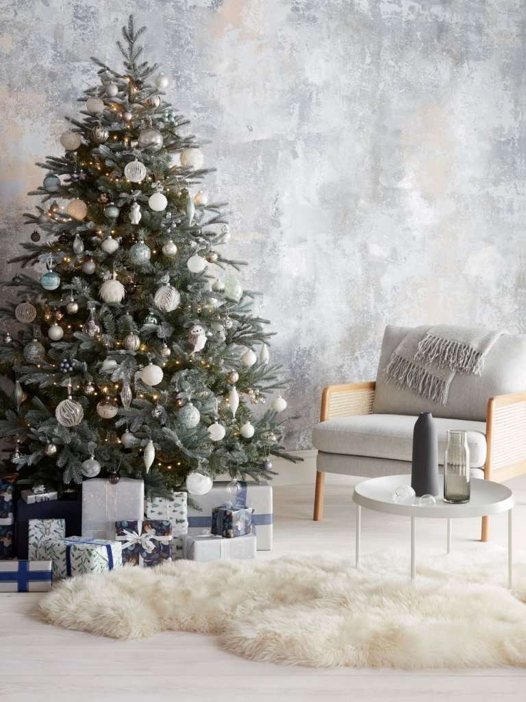 Weihnachtstrends in Weiß und Gold und Eisblau kombinieren Weihnachtsbaumschmuck