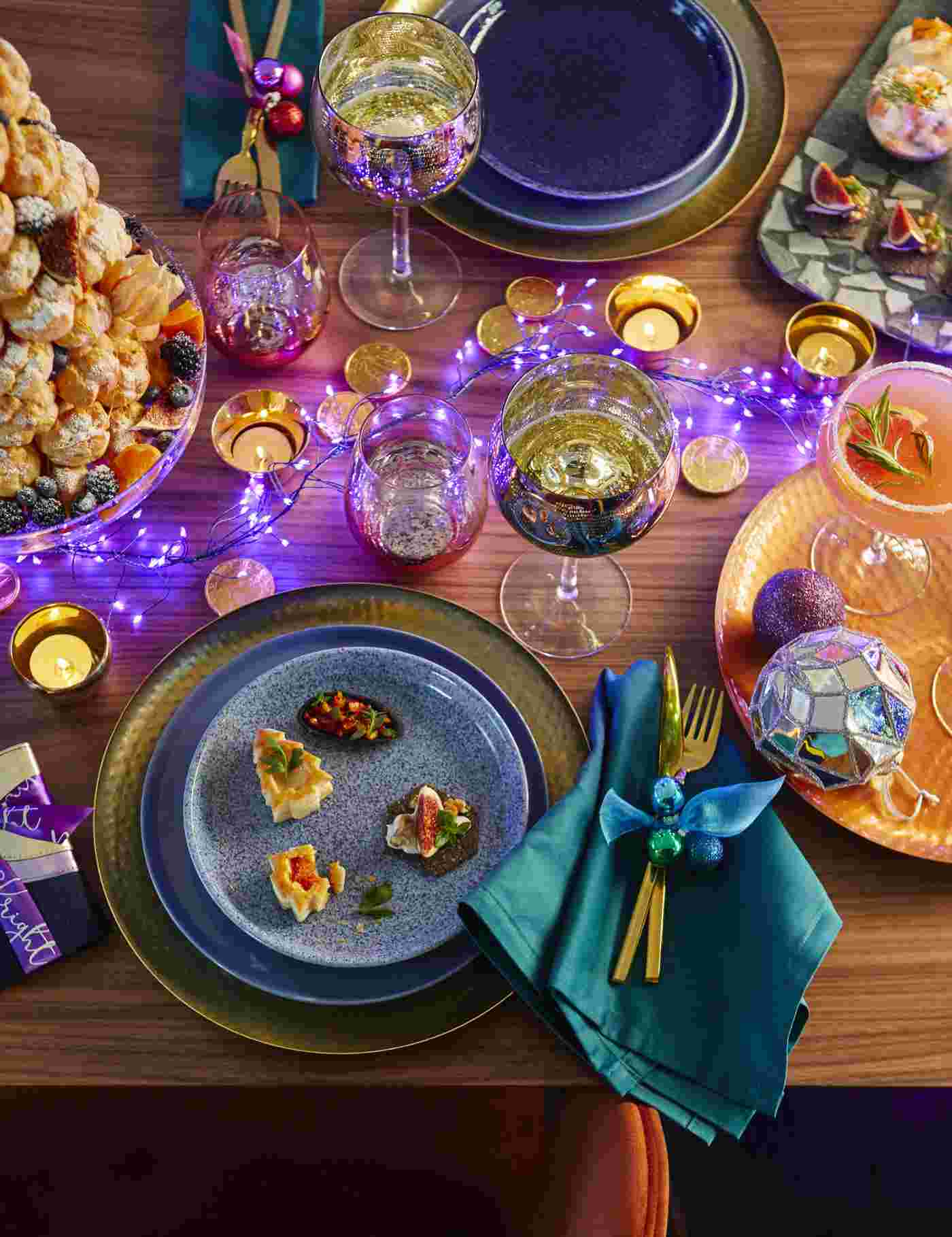Farbtrends Weihnachten 2019 lila LED Lichterketten und dunkelblaue Servietteen und Gold Besteck
