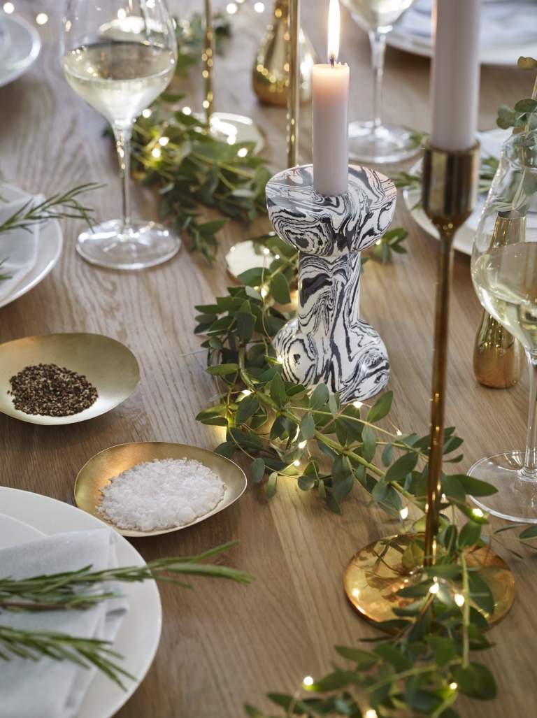 Trendfarben Weihnachten 2019 puristische Tafeldeko in Weiß und Gold mit marmorierten Kerzenhaltern