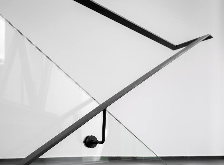 Treppenhaus innen mit Geländern aus Glas und Metall modern