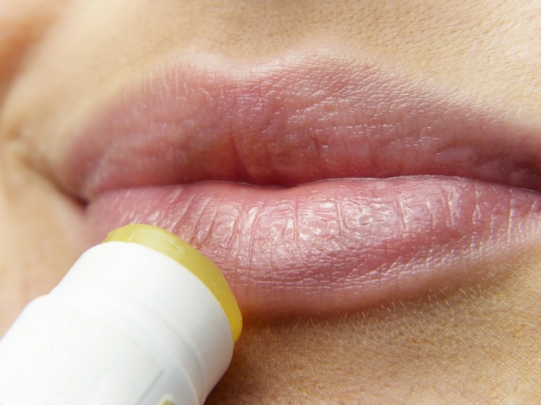 UV-Schutz für Lippen und Körper sind vorbeugende Mittel bei Herpes simplex
