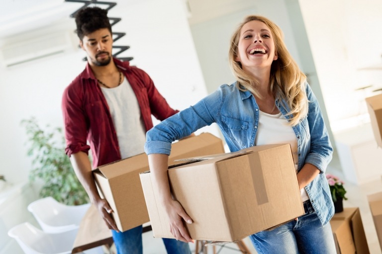 Umzug planen Haushaltssachen verpacken Kartons kaufen junges Paar zieht in die erste gemeinsame Wohnung