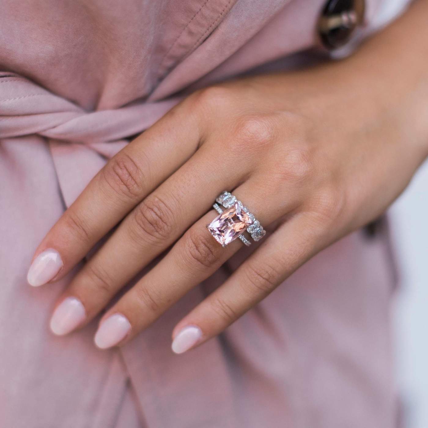 Verlobungsring mit Stein Baguette Schliff Diamant rosa Fassung mit Diamanten moderne Hochzeit
