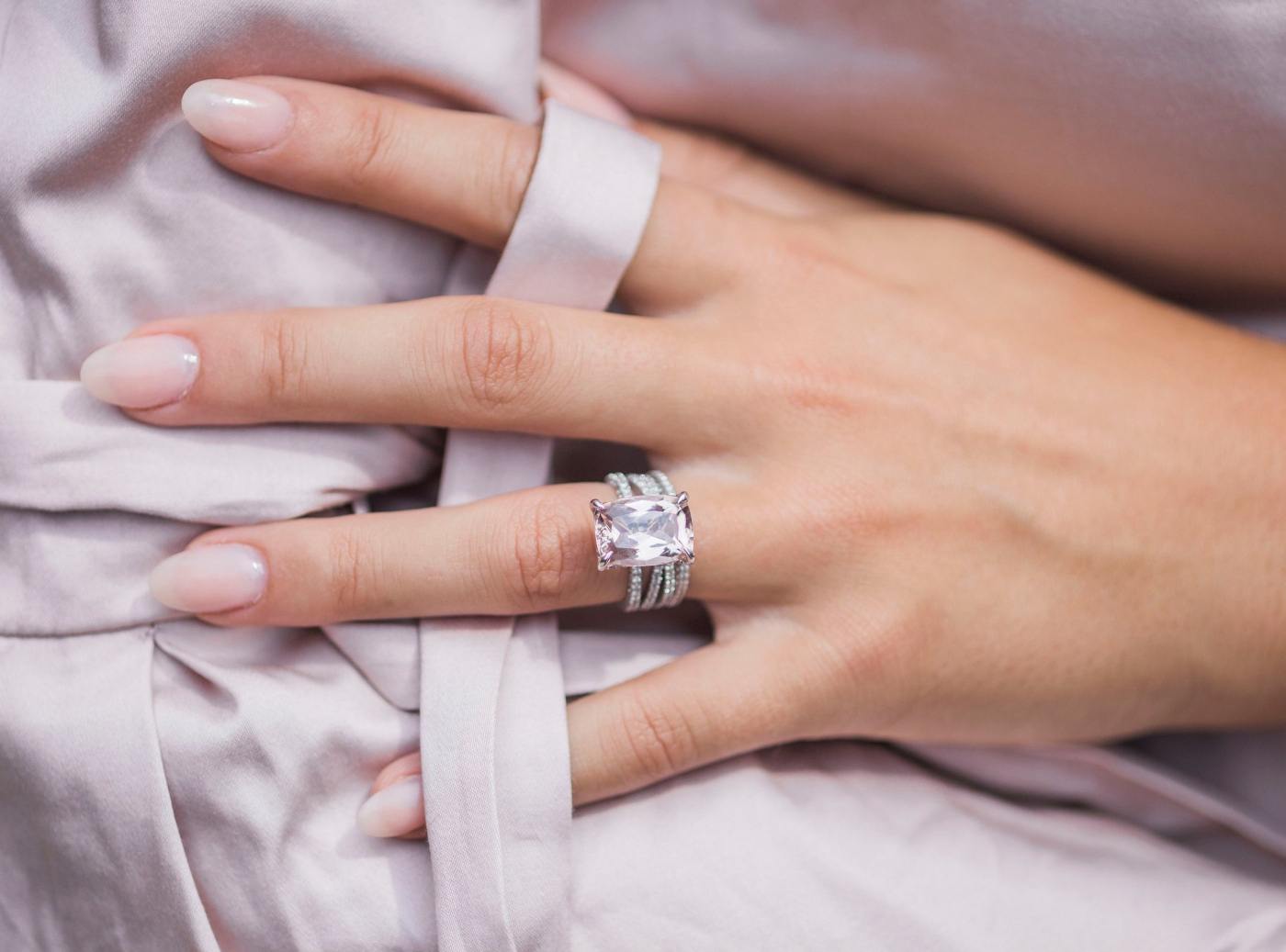 Verlobungsring mit Stein Fassung kleinen Diamanten Schliff Baguette moderne Hochzeit organisieren