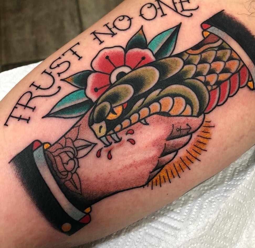 Vertraue niemandem Tattoodesign mit Schlange Oberarm Tattooideen