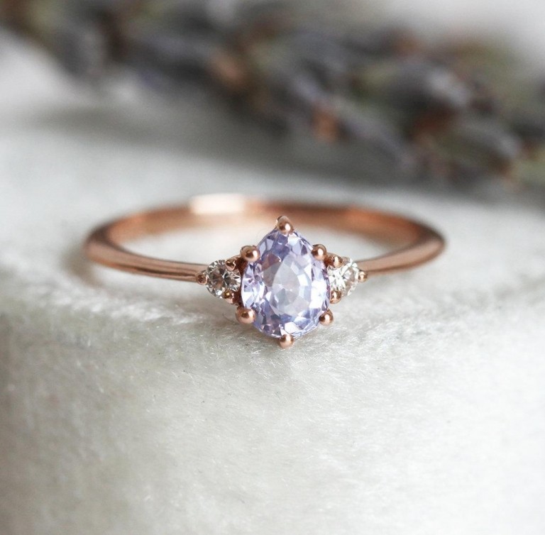 Vintage Hochzeit planen Verlobungsring aus rosegold mit Lavendel Saphir Stein in Tropfenform
