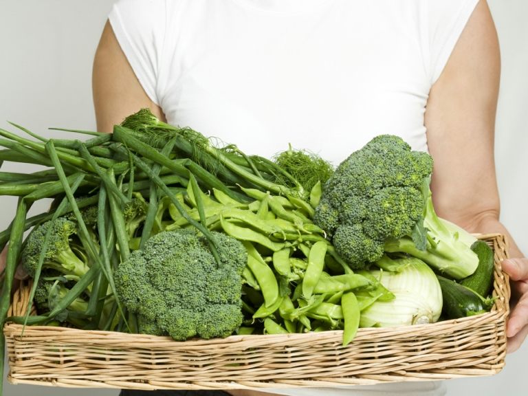Vitamin K unterstützt die Blutgerinnung und ist in grünem Gemüse enthalten