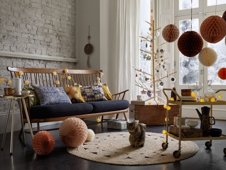 Weihnachtsbaum aus Holz festlich dekorieren Ideen im skandinavischen Stil