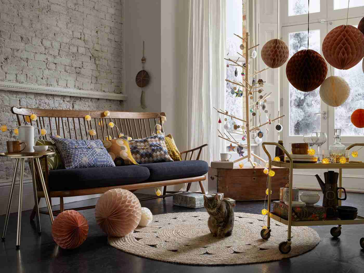 Weihnachtsbaum aus Holz festlich dekorieren Ideen im skandinavischen Stil