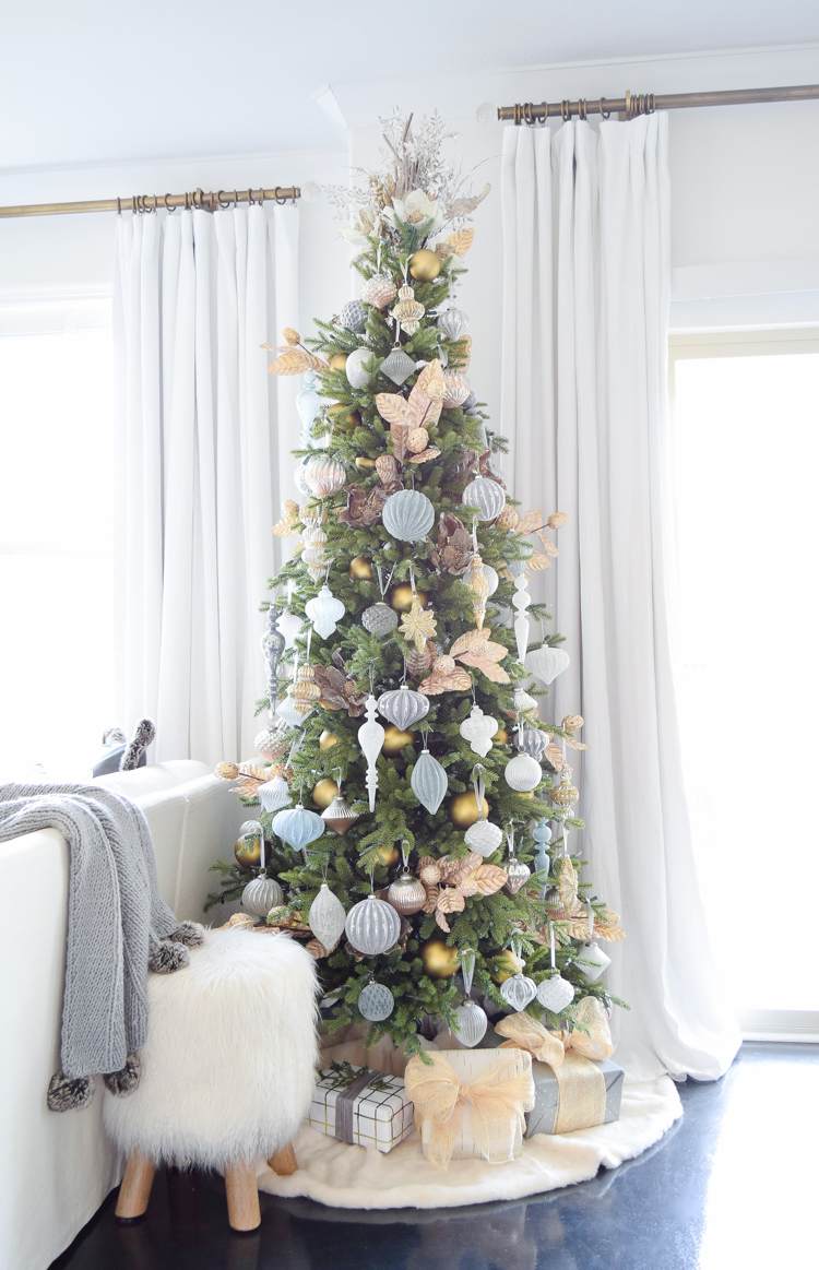 Weihnachtsbaum blau geschmückt Christbaum festlich dekorieren Ideen mit Baumschmuck aus Milchglas und Herbstblättern