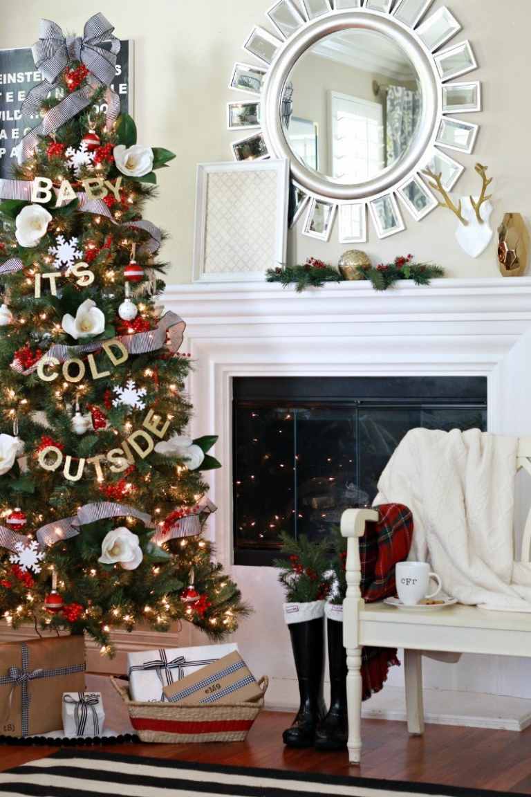Weihnachtsbaum festlich dekorieren mit Schleife und Girlande aus Stoff und echten Blumen Dekoideen für Christbaum in Rot und Weiß