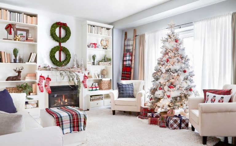 Weihnachtsbaum rot weiß geschmückt Wohnzimmer mit Kamin gemütliche Winterdeko Ideen