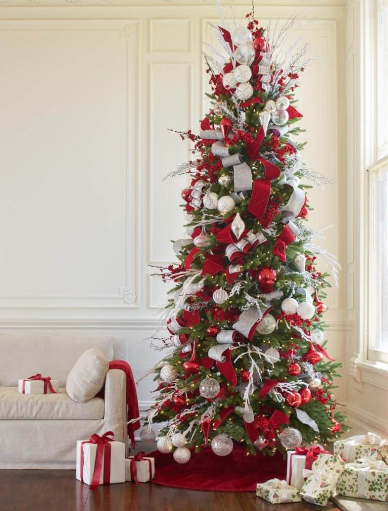 Weihnachtsbaum rot weiß geschmückt rote Schleife und weiße Christbaumkugeln
