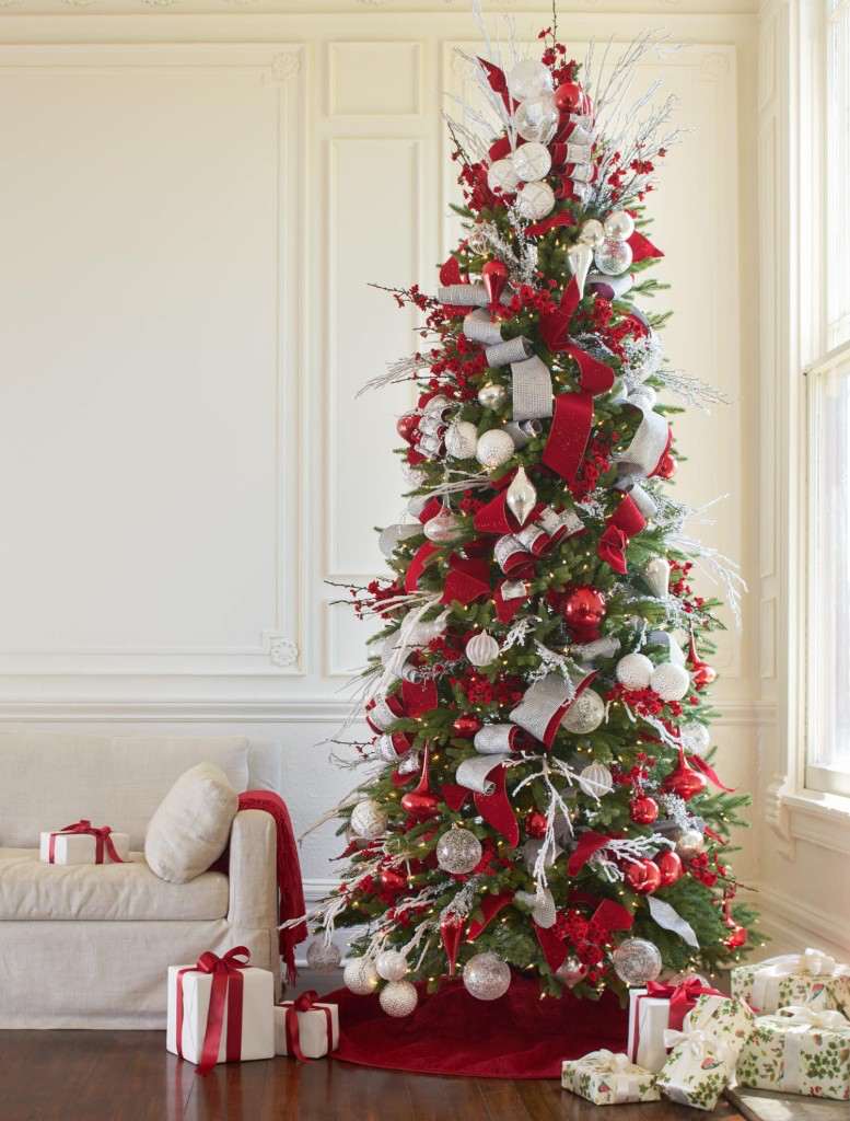 Weihnachtsbaum rot weiß geschmückt rote Schleife und weiße Christbaumkugeln