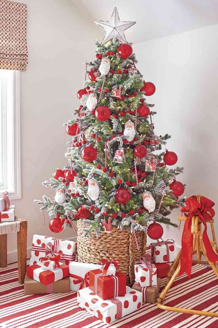 weißer Weihnachtsbstern und Santa Weihnachtsbaumschmuck