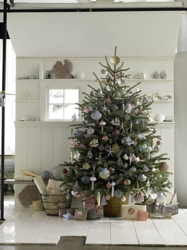 Weihnachtsbaum schmücken Trends Christbaum mit maritimer Deko Muscheln und Seesterne in Blau dekorieren Ideen für nostalgische Weihnachtsdeko