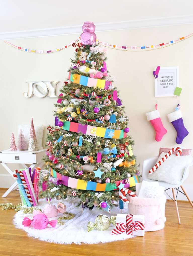 Weihnachtsbaum schmücken Trends Christbaumschmuck mit Süßigkeiten und Girlande aus Papier in Rosa und Blau lustig