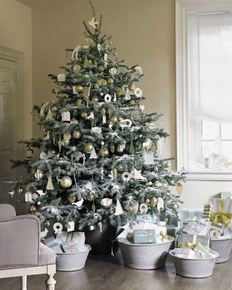 Weihnachtsbaum schmücken Trends den Christbaum mit Weihnachtsbaumschmuck aus Papier dekorieren und mit Watte verzieren