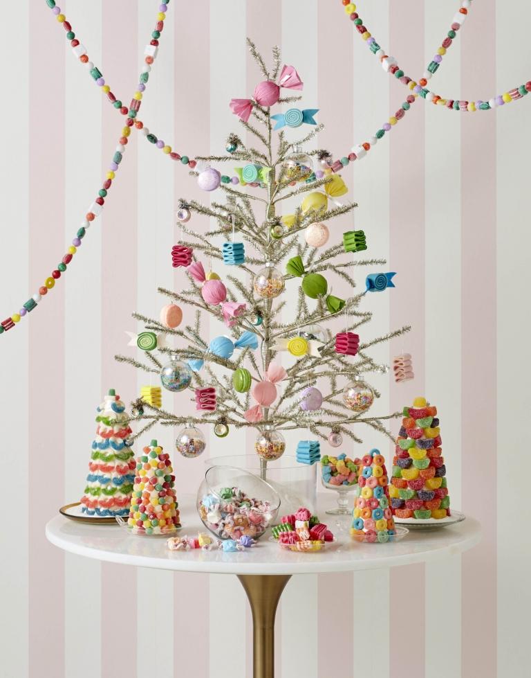 Weihnachtsbaum schmücken Trends künstlicher Christbaum mit Süßigkeiten verzieren Bonbons