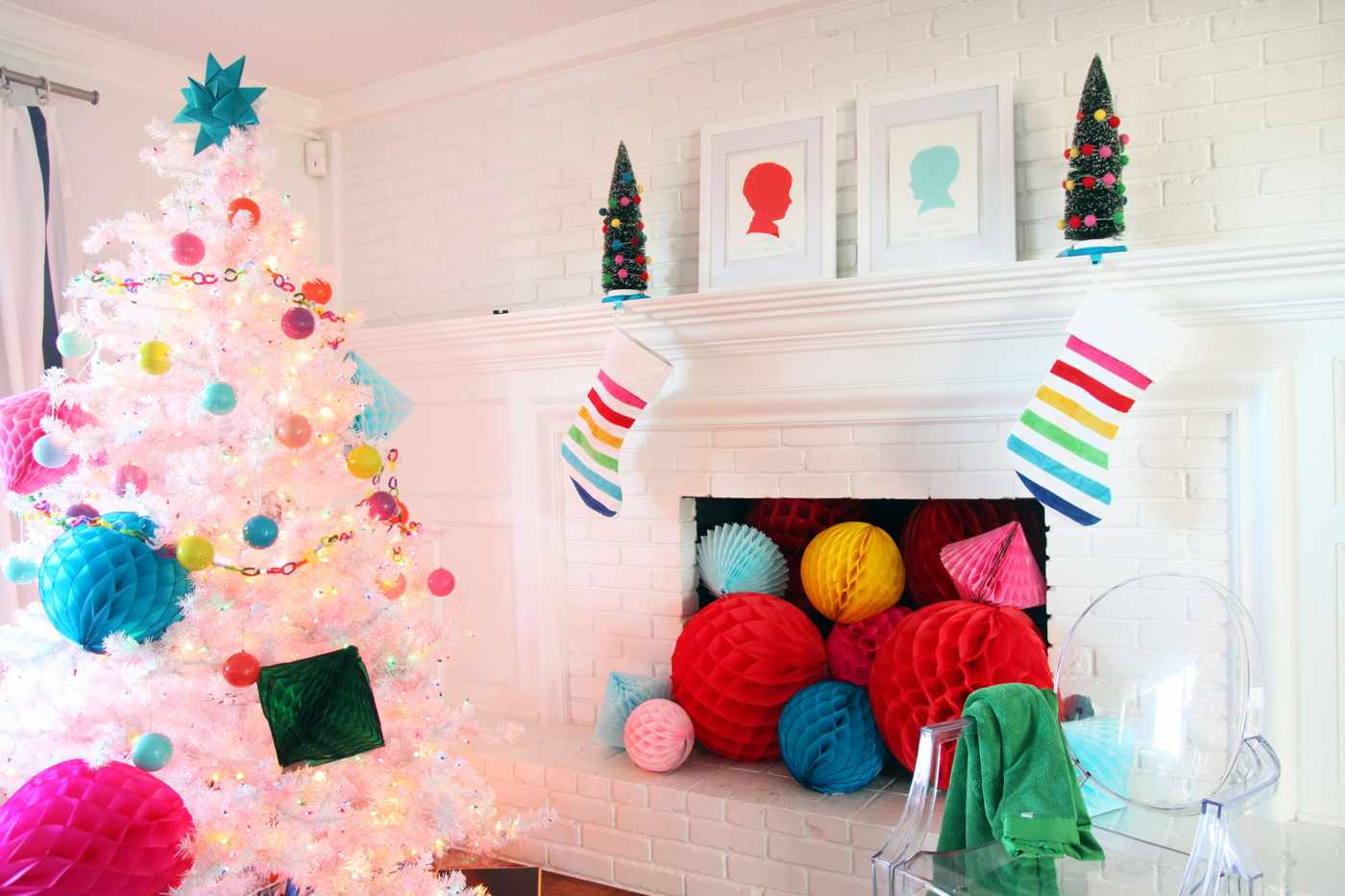 Weihnachtsbaum schmücken Trends lustig in Regenbogenfarben weißer künstlicher Christbaum dekorieren mit Papier Origami Sternen