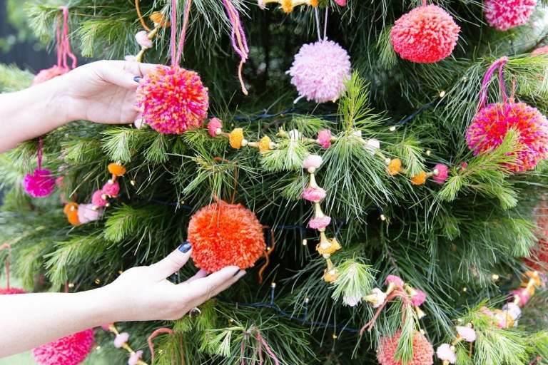 Weihnachtsbaum schmücken Trends lustige Ideen mit Pom Poms und Girlande aus Strickgarn