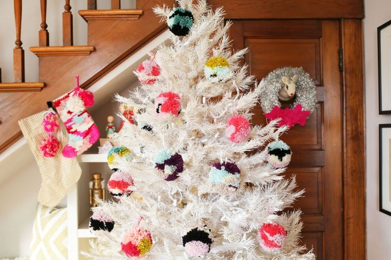 Weihnachtsbaum schmücken Trends mit Pom Poms Bastelideen für Christbaumschmuck zum selber machen