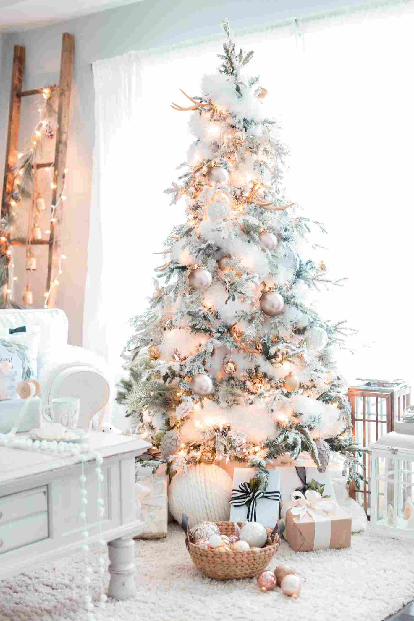 Weihnachtsbaum schmücken Trends mit Watte nostalgischer Christbaumschmuck im Vintage Stil