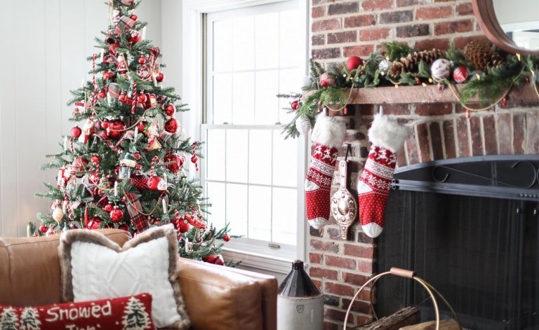 Weihnachtsbaum schmücken nostalgisch mit Karo Girlande und rotem Weihnachtsbaumschmuck dekorieren wie Zuckerstangen und roten Weihnachtskugeln