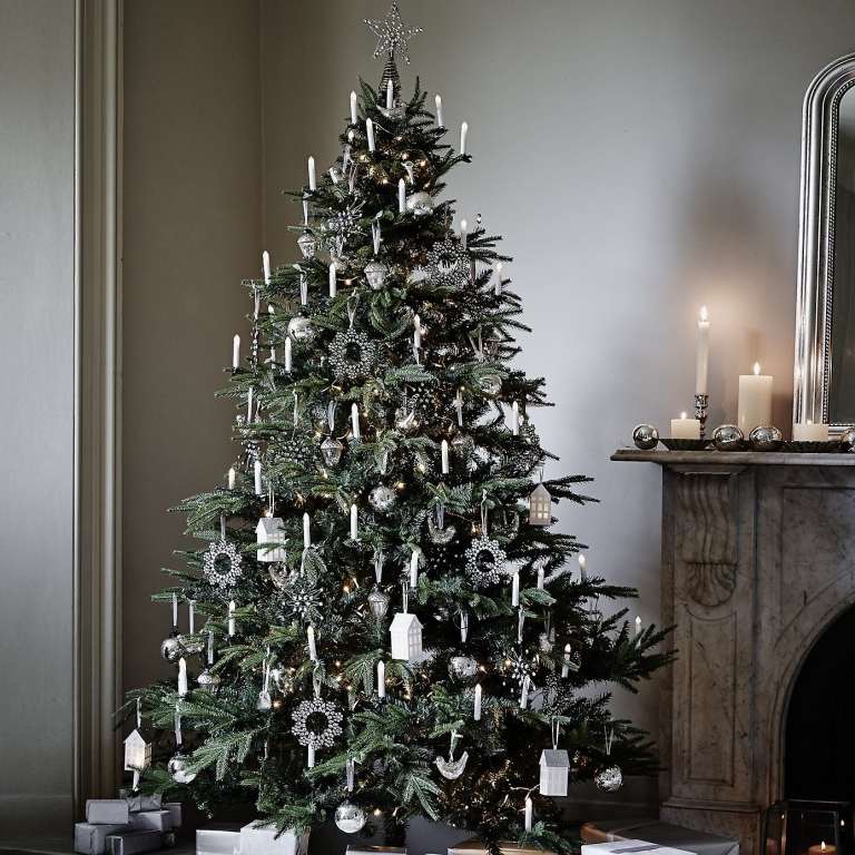 Weihnachtsbaum schwarz weiß geschmückt Dekoideen im Vintage Stil mit Kristall Baumschmuck und weiße Holzhäuser und LED Kerzen