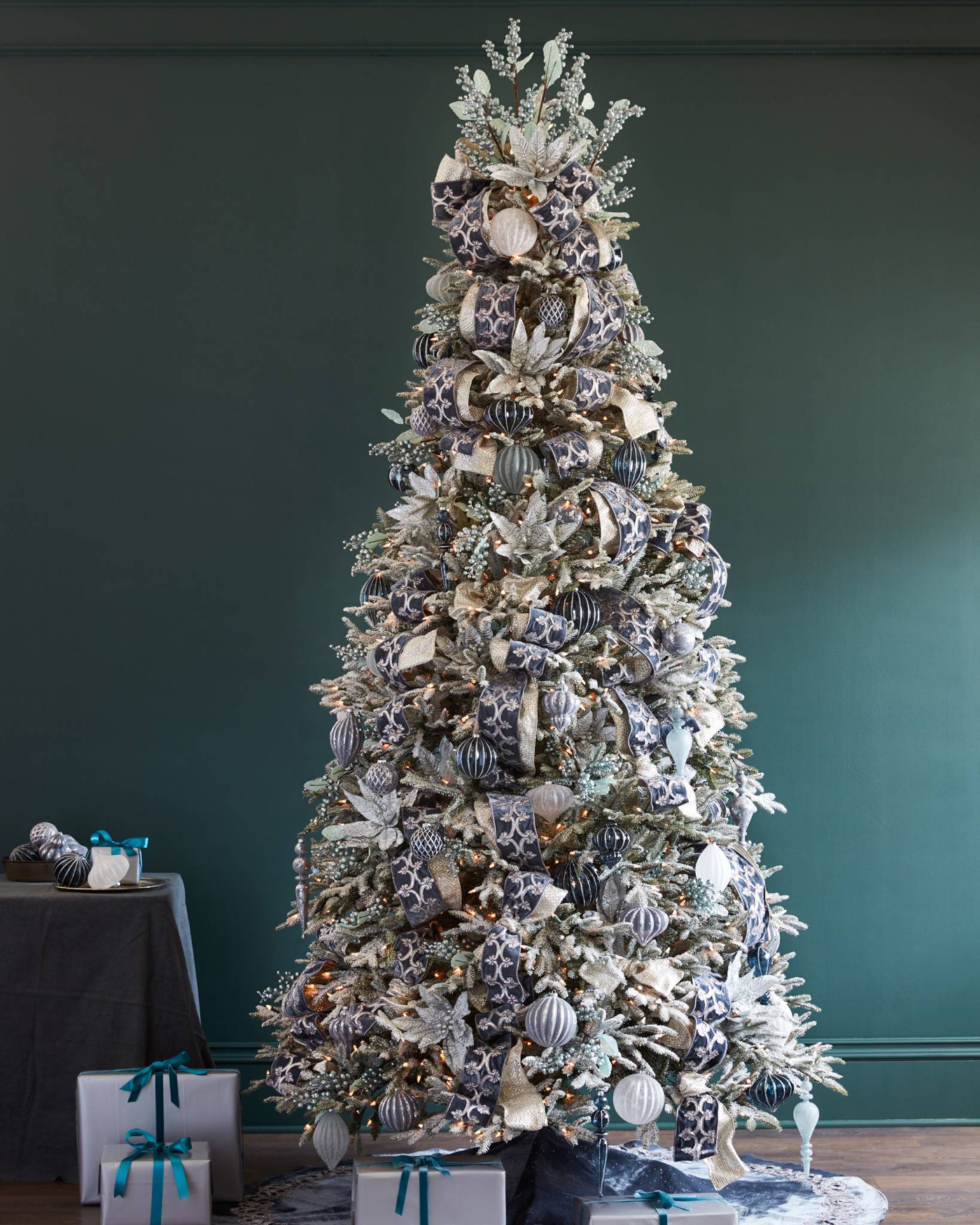 Weihnachtsbaum schwarz weiß geschmückt Frost Effekt an den Tannenzweigen mit Kunstschneespray zaubern und Girlande drapieren