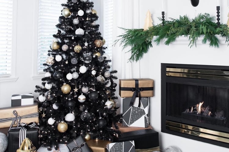 Weihnachtsbaum schwarz weiß geschmückt Tannenbaum Gold und schwarzweiß mit silbernem Stern und Glaskugeln dekorieren moderne Dekoidee