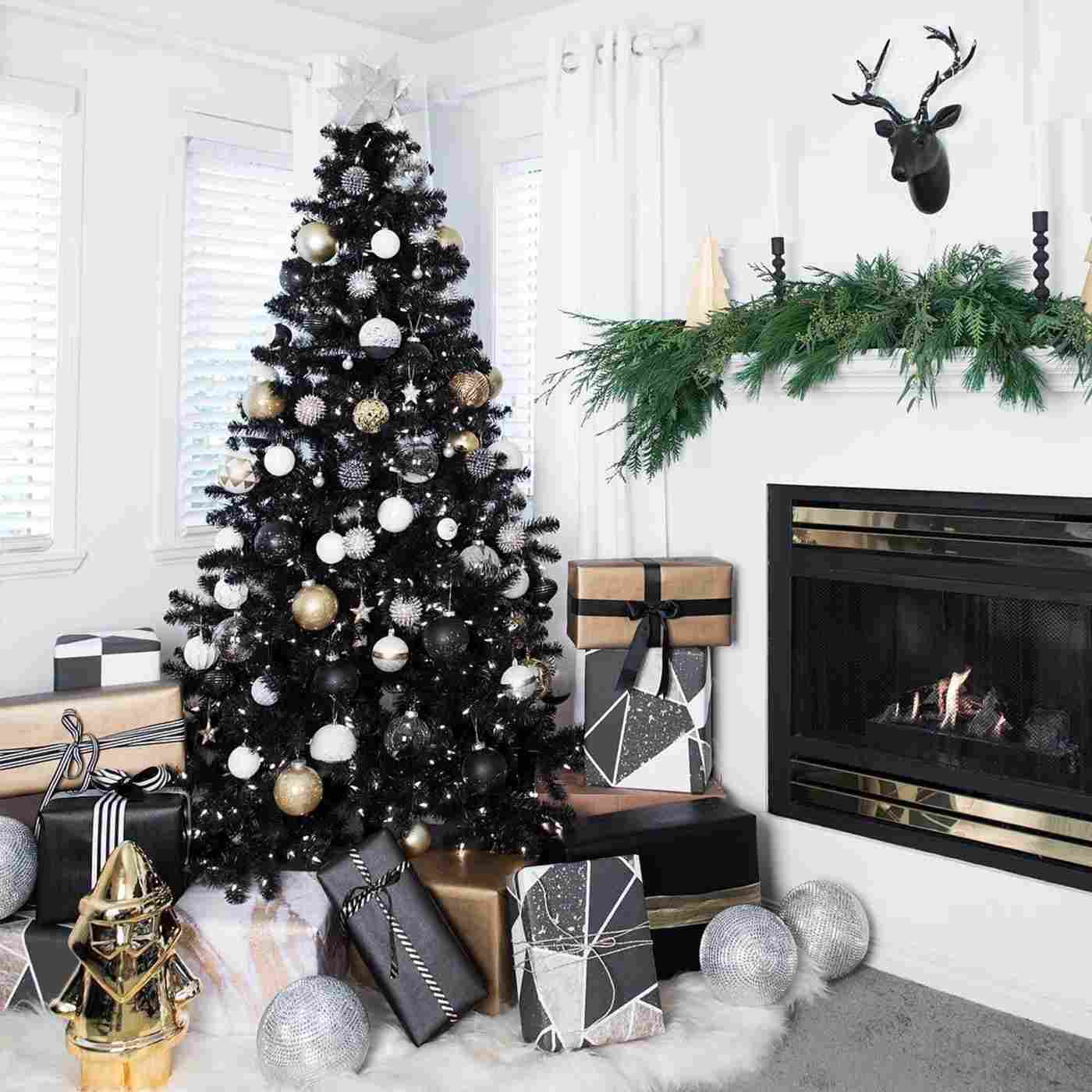 Weihnachtsbaum schwarz weiß geschmückt Tannenbaum Gold und schwarzweiß mit silbernem Stern und Glaskugeln dekorieren moderne Dekoidee