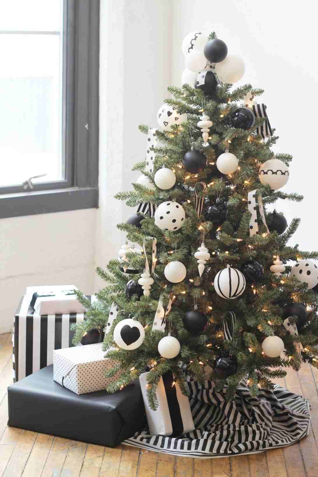 Weihnachtsbaum schwarz weiß geschmückt große selbst bemalte Weihnachtskugeln ohne Weihnachtsstern