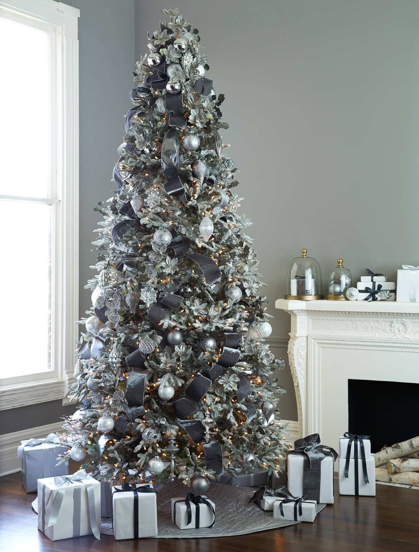 Weihnachtsbaum schwarz weiß geschmückt silberne Weihnachtskugeln und Girlande aus Samt Stoff in Grau