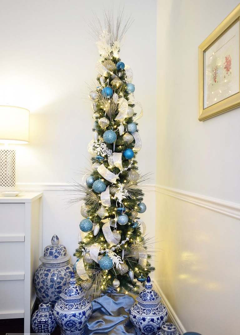 Weihnachtsbaum weiß blau geschmückt kleiner platzsparender Christbaum in der Ecke mit Organza Girlande und Weihnachtsbaumkugeln