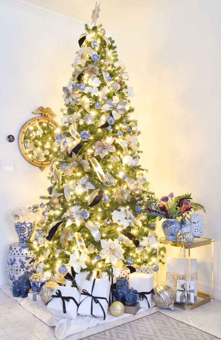 Weihnachtsbaum weiß blau geschmückt mit Lichterkete und schöne Dekoideen mit Stoff und Naturmaterialien