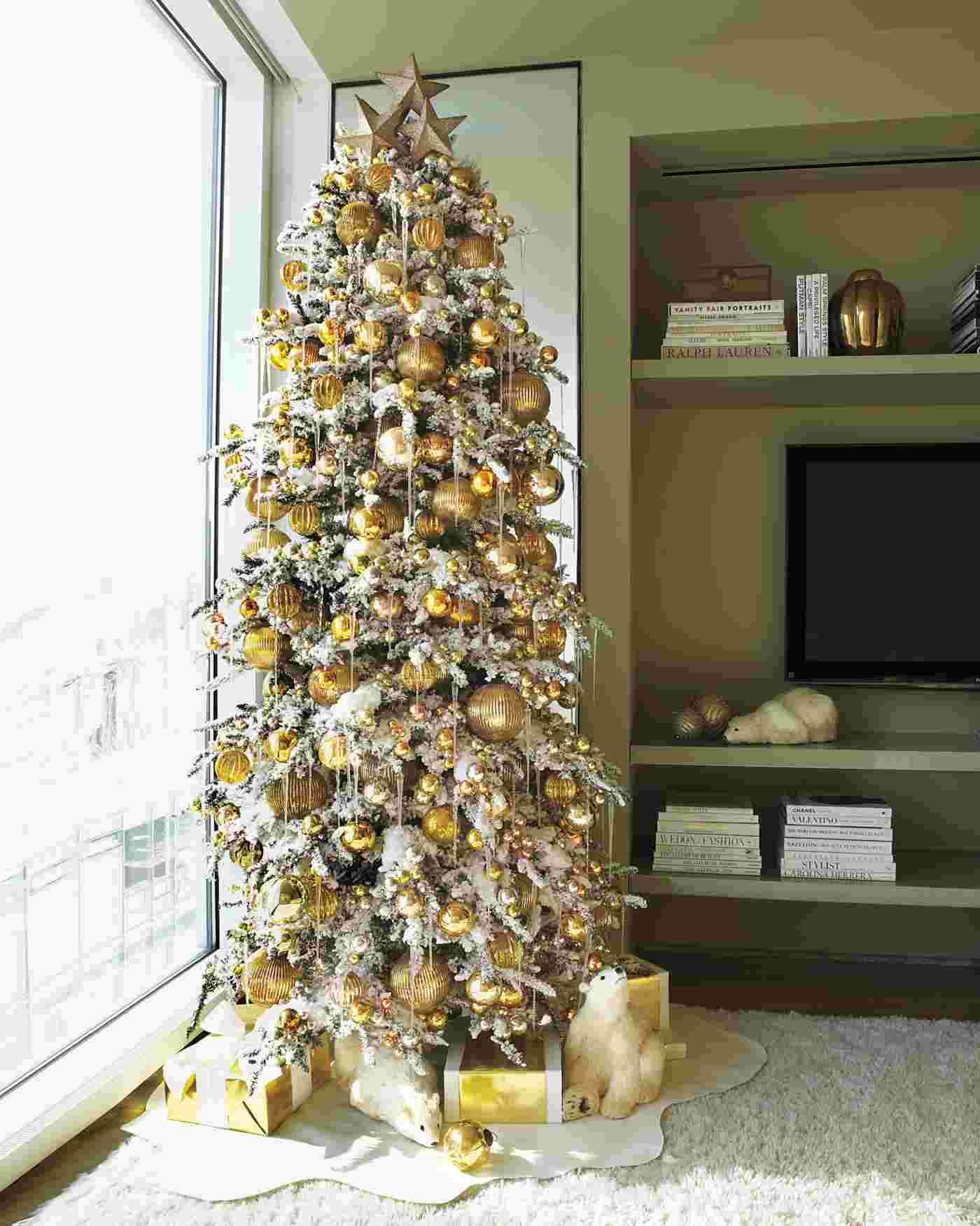 Weihnachtsbaum weiß gold geschmückt Christbaumschmuck mit großen goldenen Kugeln und drei Sterne und weißen Polarbär - Figuren und Kunstschnee