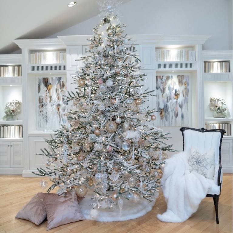 Weihnachtsbaum mit Girlande aus Papier und Stern und Kunstpelz Tannenteppich