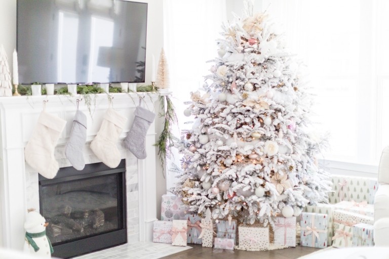 Weihnachtsbaum weiß rosa geschmückt Ideen für Winter Wunderland Dekoration im Haus mit Kunstschnee für den Christbaum