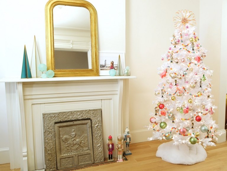 Weihnachtsbaum weiß rosa geschmückt künstlicher Christbaum mit LED Lichterkette und grünen Weihnachtskugeln als Akzent