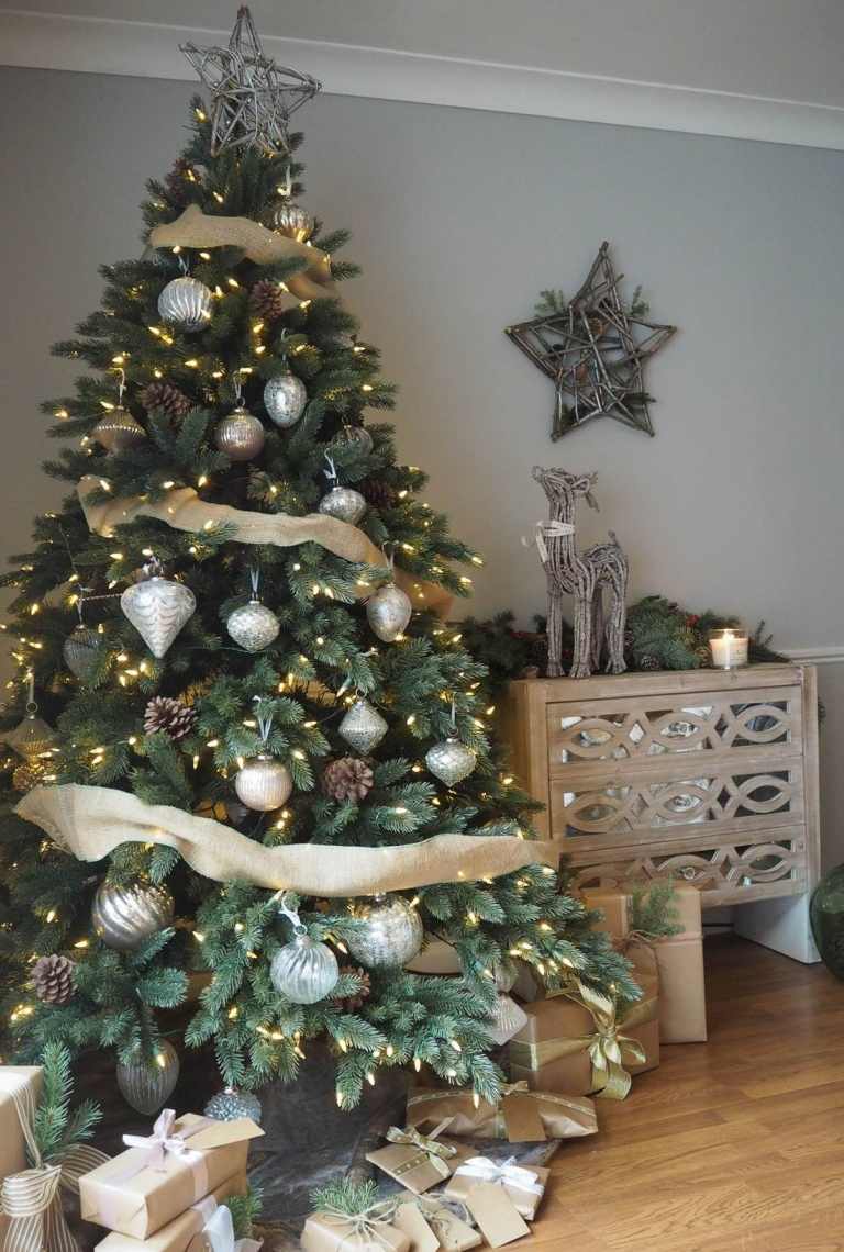 Weihnachtsbaum weiß silber geschmückt Dekoideen mit Naturmaterialien wie Tannenzapfen künstlicher Christbaum mit Lichterkette
