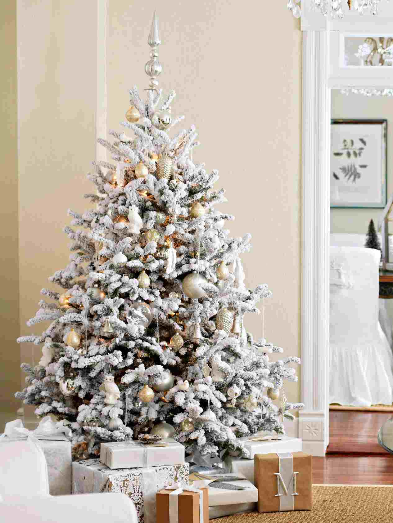 Weihnachtsbaum weiß silber geschmückt Ideen für Weihnachtsdeko im Wohnzimmer mit Tannenbaumspitze und Goldkugeln