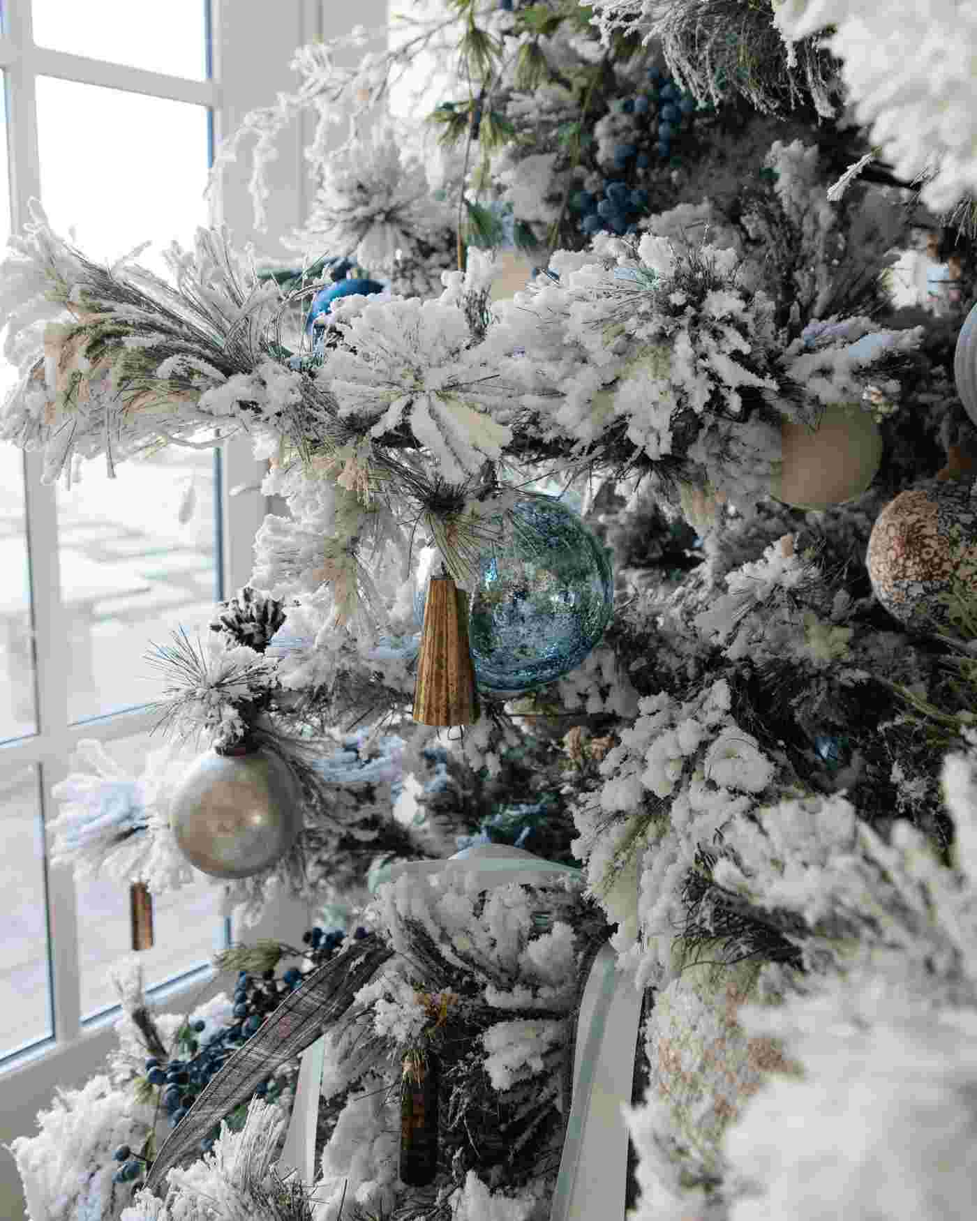 Weihnachtsbaum weiß silber geschmückt baue vintage Christbaumkugeln und Kunstschnee als Dekoration