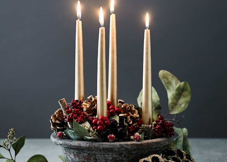 Weihnachtsgestecke mit Naturmaterialien wie Schneeball Beeren und Baumblätter und Weihnkorken und Tannenzapfen und Zieräpfel basteln