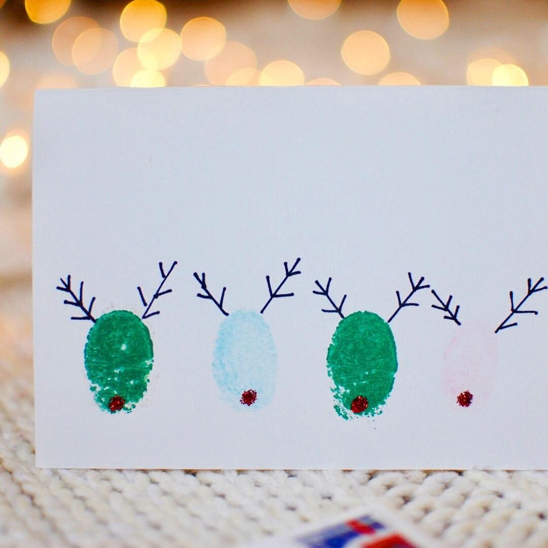 Weihnachtskarte mit Fingerabdrücke basteln DIY-Iddeen mit den Kindern und Anleitung Rudolf das Rentier malen